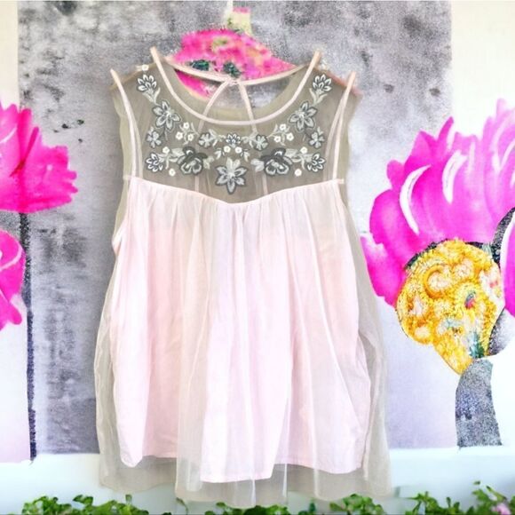 EUC Hollister Pink Tulle Floral Embroidered Top Size XS - Picture 1 of 6